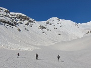  le col des Queyrettes au fond